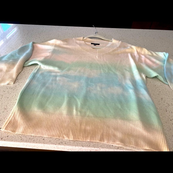 FATEs SIGNATURE LARGE SLEEVES SWEATER NWOT NEVER WORN M very soft - Picture 2 of 7